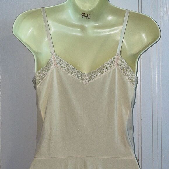 Vtg 50s/60s Charmode cream colored full slip with lace details - Picture 11 of 13
